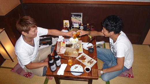 つきのなかで食事