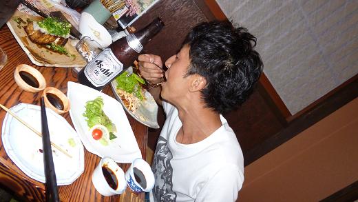 つきのなかで食事