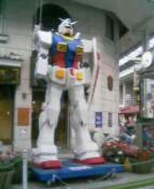 ガンダム高柳に立つ
