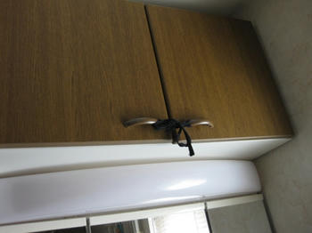 把手に紐を付けて地震対策