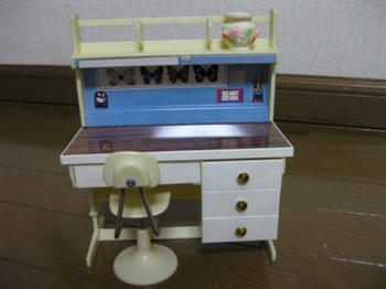 タカラ／二ユーリカちゃんの白い白い家具セット（勉強机）