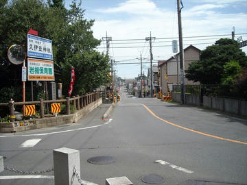 参道入り口の鳥居を背にした風景