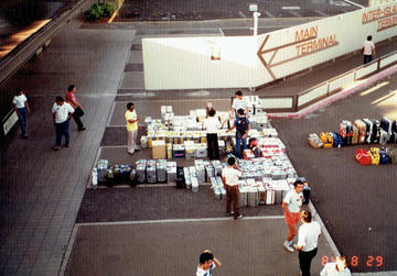第8回ウルトラクイズ ホノルル国際空港 スタッフ荷物
