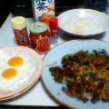 目玉焼きと肉野菜炒め。
