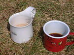 左：チャイ。右：コーヒー。