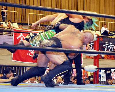 ビッグガンズvsくいしんぼう仮面 三原一晃