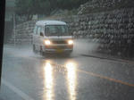 道が川のようになり、車が水を跳ね上げて走ってた。