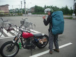 ふつう、荷物は背負わずに、バイクに乗せますよ～。笑
