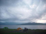 だだっ広いキャンプサイトに、俺たちのテントだけ。景色もサイコー☆