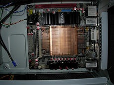 クーラが部品にぶつかって入らん