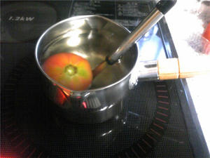 トマトの湯むき。熱湯の後冷水へ・・・