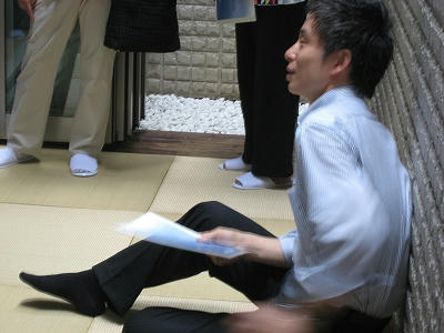 こうやって座っても・・・