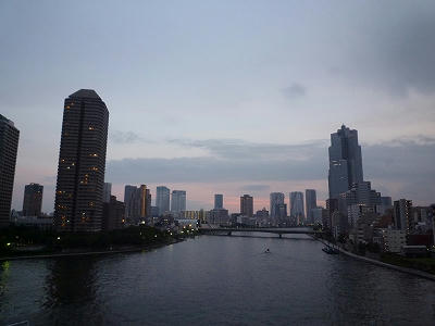夕暮れの隅田川