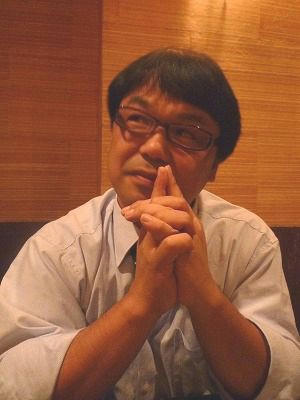 めがねを新調した三枝。
