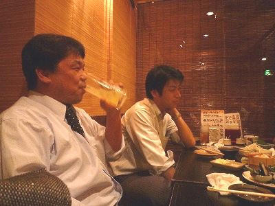 三枝、うれしげに飲みますね