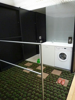 床の仕上げに土と芝
