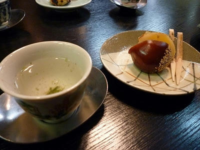 こぶ茶とお菓子をいただきました。