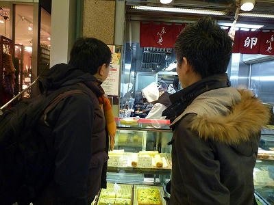 だし巻きを焼く工程に見入るふたり