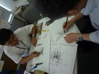 スケッチで会話する荒川と岩井