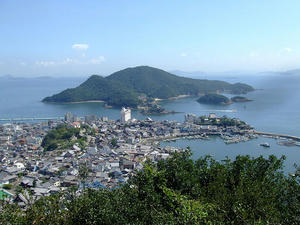 医王寺太子殿から望む鞆の浦と仙酔島