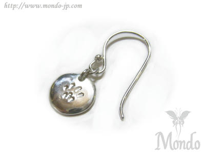 猫 アクセサリー 肉球 シルバーピアス CAT 猫グッズ Mondoオリジナル商品 おてて@kk 関西圏大阪の拘りシルバーアクセサリーセレクトショップMondo（モンド）