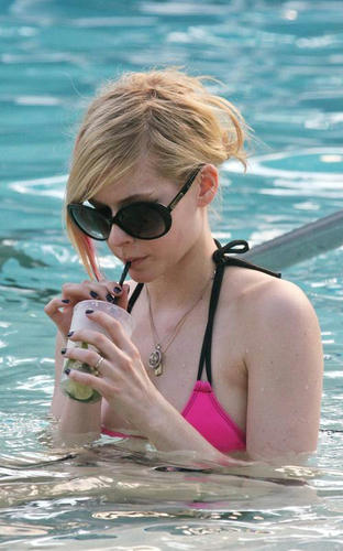 アヴリル・ラヴィーンMiami Beachでのビキニ画像1