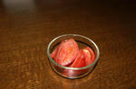 8月25日収穫後のトマトを皿に盛る