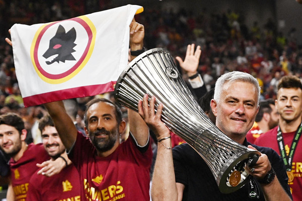 Mourinho wins the 26th title of his coaching career!