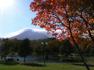 京極噴出公園の紅葉と羊蹄山