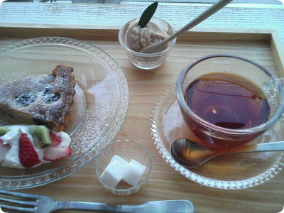 紅茶はワイルドベリー。初めて飲みました。