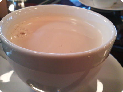 13日お昼ごはん　その１　「Attic」にて　ホットカフェオレ