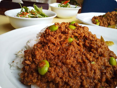 1４日お昼ごはん　その１　「cafe do Almiro」にて　枝豆と挽き肉のドライカレーセット