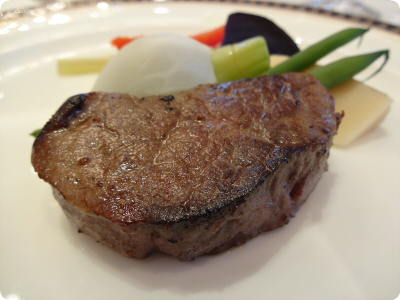 牛フィレステーキ　青粒胡椒風味のソース　旬の温野菜添え
