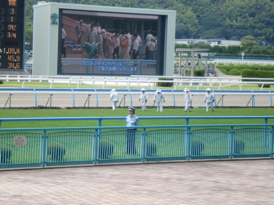 競馬場クリーン中