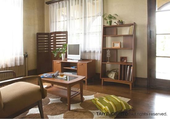 暖かい雰囲気が漂うインテリア。アンティークのような味わい深い佇まいがとても素敵なインテリアデザインです。北欧アンティーク家具のようなインテリアデザインがオシャレですね！コンパクトサイズで一人暮らしやマイルームにピッタリです。静かに広まっている北欧インテリアブーム。ワノンワンに新しく加わった北欧ヴィンテージの空気が感じられるシリーズトレヴェスカです。日本の住宅にも置きやすいスモールサイズで、機能を充実させた使い勝手のよい北欧インテリアデザイン家具を目指しています。20代～30代の年令で北欧デザインに興味のある方にぴったり。シングルライフやディンクスなどのコンパクトな暮らしを楽しくする ファッショナブルなデザイン家具です。