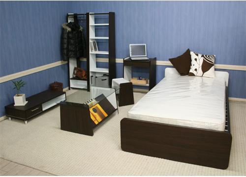 一人暮らしの方向けのコンパクトで機能的なインテリアです。限られた空間の中で、快適さ暮らしやすさを自分スタイルで表現できます。生活環境に合わせてアイテムを加えていけます。寝心地とインテリアデザインの両方にこだわった木製ベッド（すのこベッド）です。洋室、和室を選ばず、どんなテイストのお部屋にもマッチします。コンパクトで機能的な1人暮らし！カラーはダークブラウン＆ホワイト！限られたインテリア空間の中で快適さ・暮らしやすさ自分スタイルに表現します。本棚として大量収納しても、ディスプレイラックとしても使用できます。