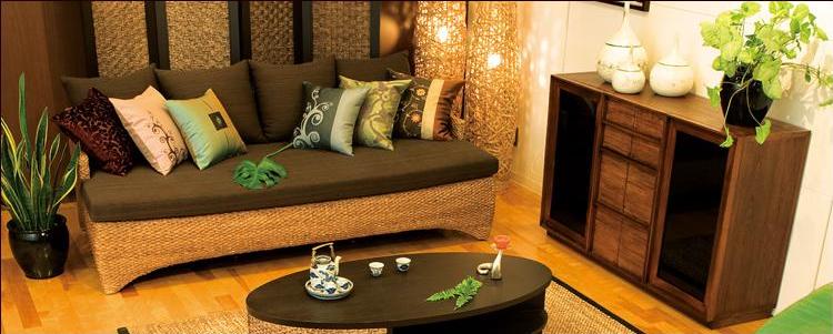 上段は引き出し。下段は引き戸のドアになっているキャビネット。落ち着いた色合いとバンブーの持ち味がベストマッチのアイテム。楕円の丸みが柔らかい印象のコーヒーテーブル。バンブーで編まれたナチュラルなランプ。網目の間からやさしい光がこぼれます。くつろぎのアジアンインテリアになります。