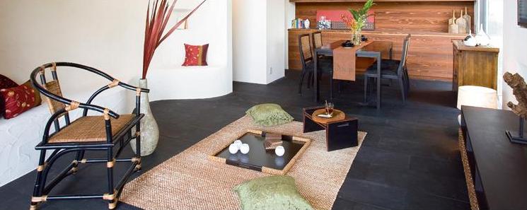 アジアンダイニングテーブル：市松模様に組み込んだ天板が印象的なダイニングテーブル天板の柔らい色合いと、脚の締まった色のコントラストが全体をすっきりした印象にしています。アジアンチェア：ラタンポールを組み合わせて丁寧につなぎ合わせたチェア。座面のクッションは厚めですので、ゆったり座ることができます。トレイ：ブラックのベースにウォータヒヤシンスが映えるトレイ。ウォーターヒヤシンス部分が2色ございます。（ブラウンとグレー色）のんびりアジアンインテリアになります。