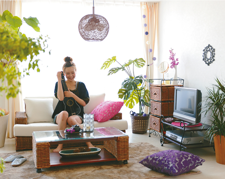 リゾートホテルのような癒しが味わえるアジアンインテリア。天然素材の家具でそろえれば、爽やかな”おうちリゾート”の完成！　ラックテーブル ：猫脚のようなカールした脚が印象的。アジアンからガーリーなお部屋までマッチするデザイン。脚部はアジャスター付き。