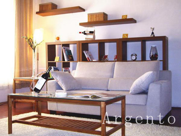 モダンで温もりのある空間をコンセプトに高級ホテルのためにデザインされたインテリアソファです。Argentoは独特の存在感とシンプルなたたずまいで、洒落た印象の部屋を演出してくれること間違いなしです。色も今年の流行色シルバーを採用しております。シルバーの色は3種類の糸の折込となっていますので、汚したとしてもあまり目立ちません。清潔感をテーマにきめ細かいソファを製作いたしました。この機会にモダンなお部屋に模様替えをしてみては♪