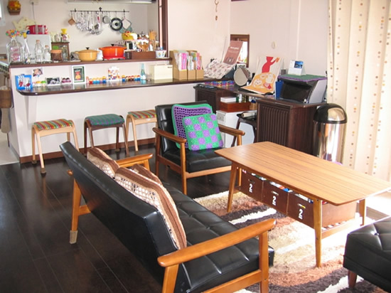 シャギーラグ ウェーブ ：ミッドセンチュリーデザインの特徴の一つ、ウェーブ柄をシャギーラグにしてみました。さらに４段階に変化するグラデーションはとてもきれいで、お部屋のインテリアを一気にイメージチェンジ。ラグは一味違う演出を楽しめるアイテムです。1針づつ手作りで丁寧に編みこんでおります。比較的厚手のタイプなので、ズッシリと重く安定感がございます。　 カリモク60 Kチェア：オシャレなところは言うまでもなく、座り心地や手すりの質感は他の類似品とは一線を画しています。 