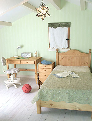 上質なパインを使用しているからこそ、シンプルでも素敵なインテリアです。末永くお使い頂けます。床板は通気性のよいスノコを使用。上質なパイン無垢材インテリアを心ゆくまでお楽しみください。　デスクを平置きにしてベットと組み合わせ！横にブックシェルフを別置きにチョイスしてもお部屋のインテリアコーディネートにはGOOD！！　清潔感あふれるナチュラルインテリア、性別、年齢を問わず末永くお使いいただけそう…。　パイン材の明るくやさしい色目のライトパインインテリア！時を重ねるごとに風合いを増して、色の変化を楽しめます。気持ちのいい木の肌座リ…。F☆☆☆☆の天然塗料を使ったオイルフィニッシュ。シックハウスやアレルギーの方にも安心して使って頂けます♪