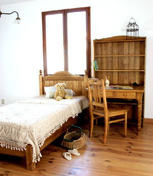 ナチュラルカラーのロシアンパイン無垢材をふんだんに使用し、環境に配慮したやさしい自然塗料仕上げです。　ロングブックシェルフの配置をかえてお好みで模様替えが楽しめます。清潔感あふれるナチュラルインテリア、性別、年齢を問わず末永くお使いいただけそう…。　かわいいインテリア！！こんなデスク＆ブックシェルフならずっとずっと使いたいっ☆男の子にも女の子にもGoodなインテリアデザイン！！上品なくり脚が特徴の900デスク。引出２杯付です。コンパクトなサイズでありながら収納力のある引出です。カントリーテイストインテリア、お勧めです♪