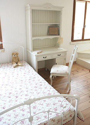 ロイヤルホワイトでインテリアコーディネイトした姫系部屋。お姫様気分のかわいいインテリアアイテムを取り揃えました。本棚にはたっぷり収納できそう。何を飾るか迷います。姫系アンティーク仕上げで、世代を問わず長く使えそうですね。アイアンインテリアベッドと置いて落ち着いた雰囲気に。 チェアーはお好きな生地で張り込めます。 価格は生地によってことなります。お問い合わせください。アンティークインテリア仕上げで、世代を問わず長く使えそうですね。取手が姫系エレガントを盛り上げてくれますネ♪※こちらの商品は、デスクとブックシェルフの2点セットのためチェアーは別売となります。※デスク・ブックシェルフ・チェアーの別売りもございます。