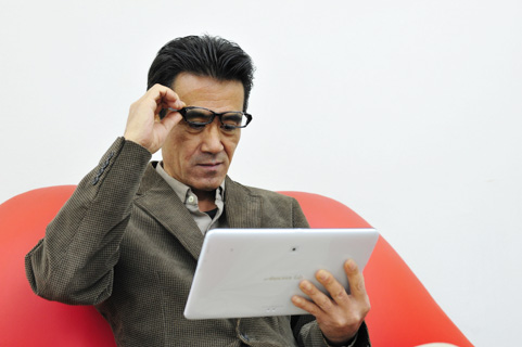 老眼が始まった男性