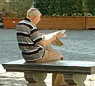 新聞を読んでいる老人