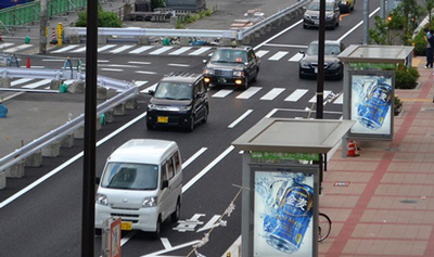 家の前を走る車