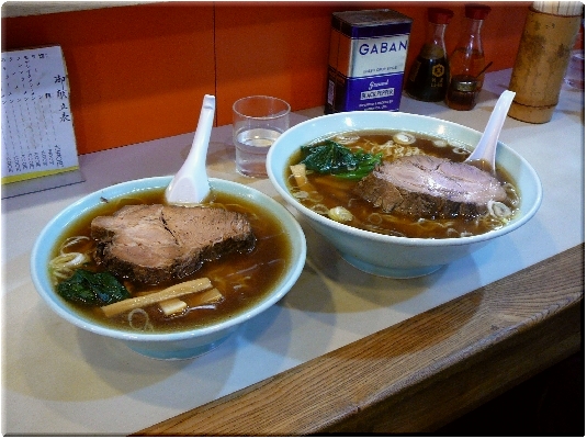 右は特盛り（麺２玉）