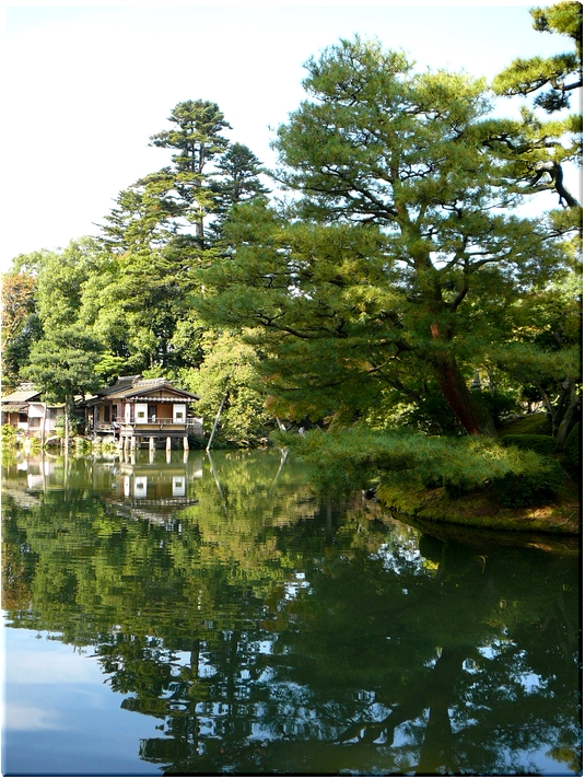 霞ヶ池に浮かぶ内橋亭