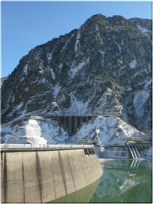 破砕帯に行く手を阻まれた赤沢岳